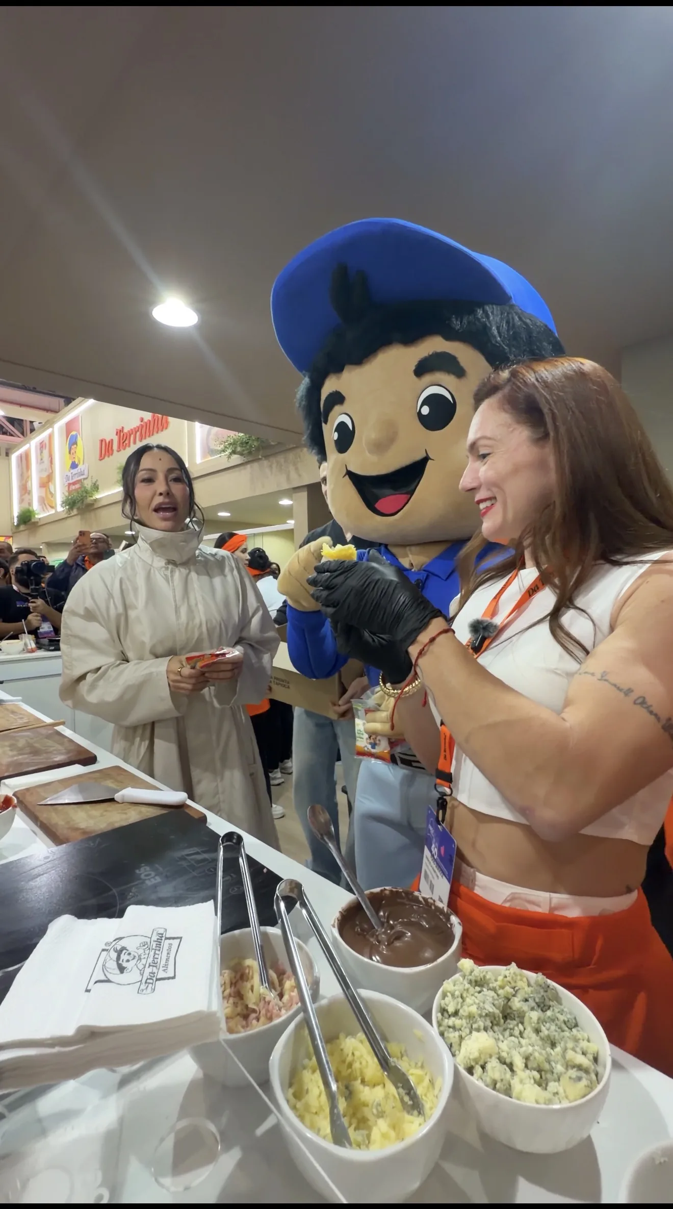 Marcela, Joãozinho e Sabrina Sato no estande da APAS 2026