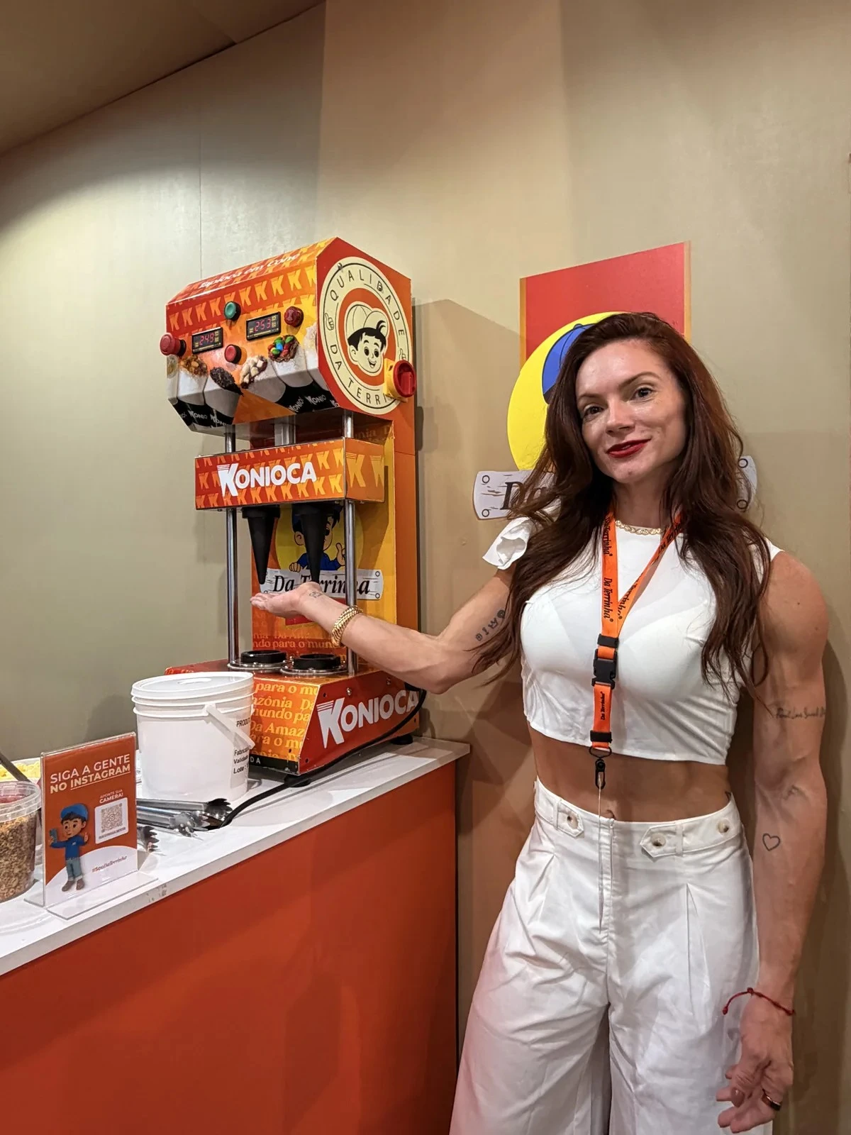 Marcela Martins, fundadora da Konioca, com a máquina patenteada
